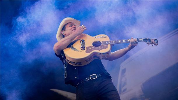 Deichbrand 2023: Magische Momente auf und vor den BÜHNEN (Fotos) The BossHoss heizt der Menschenmenge trotz des schlechten Wetters ein.