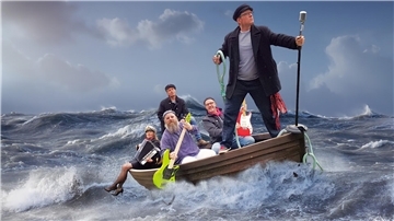 Fünf Musiker sitzen in einem Ruderboot, das auf hoher See durchs Meer fährt. Die Band The Muschels gibt ein Konzert. 