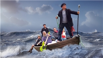 Hafenrock-Band The Muschels in einem Ruderboot auf hoher See.
