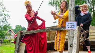 Theater-Inhaberin und Schauspielerin Karin Schroeder (v. l.), Neuzugang beim „Odysseus“ Stephanie Weidmann und Regieassistentin Sabine Lippke freuen sich auf „Wo bitte geht’s nach Ithaka?“.