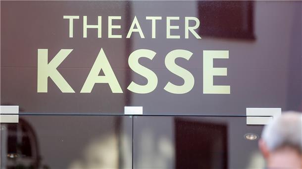 Berlin: Eingang zu der Theaterkasse im Admiralspalast.