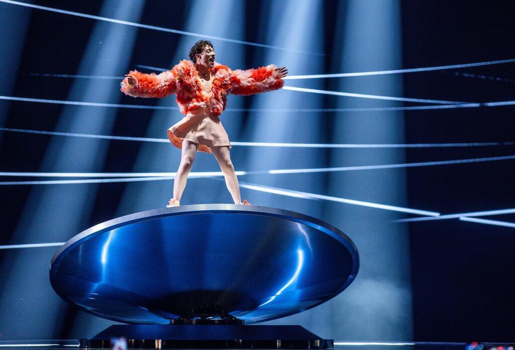 Der lange Schatten von Gaza beim ESC Theatralisch drehte sich der non-binäre Act Nemo mit kraftvoller Stimme auf einer Scheibe.