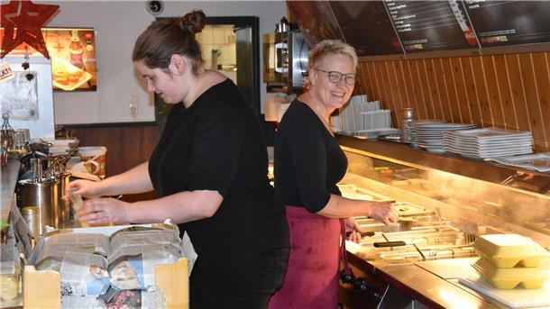 Das Foto zeigt Thekla Kriete mit Mitarbeiterin Pia Wilkens. 