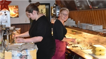 Das Foto zeigt Thekla Kriete mit Mitarbeiterin Pia Wilkens. 