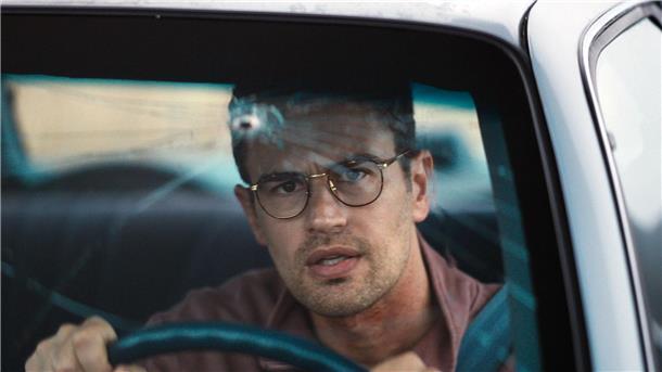 „The Monkey“: Der Killer-Affe mit der Trommel Theo James spielt in dem Film eine Doppelrolle. (Foto Handout)