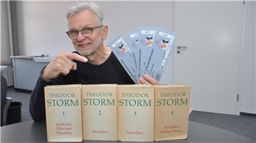 Theodor-Storm-Fieber in Bremervörde: Wilfried Riggers von der Theater-AG des Kultur- und Heimatkreises Bremervörde freut sich auf das große „Schimmelreiter“-Event auf der Seebühne. Wer noch kein Ticket hat, sollte sich angesichts des gut laufenden Vorverkaufs eines besorgen – und dann ist da ja noch die BZ-Verlosung: Der KuH stellt zweimal zwei Theaterkarten für die Aktion zur Verfügung - weitere Infos zur Verlosung in der Printausgabe der Bremervörder Zeitung vom 28. Mai.