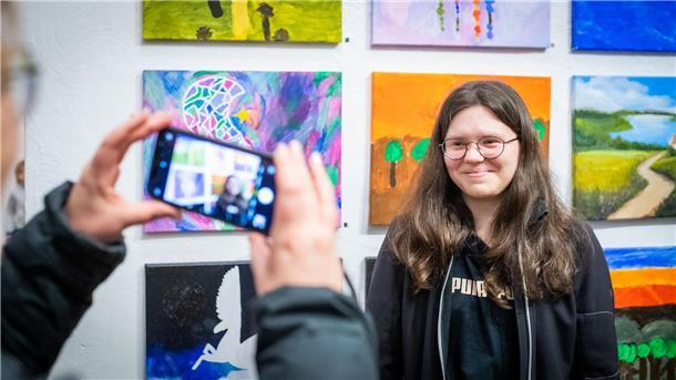 Traumhaft schöne Landschaften: Schüler stellen in der Galerie 149 aus Theresa Schemkes (14) vor ihrem Bild (links), das Erde und Weltall zeigt mit einem Traumfänger, der die schlechten Träume einfangen soll.