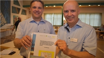 Thilo Ramms (links) und Dr. Lutz Stührenberg stellten im Butjadinger Planungsausschuss die Studie für ein interkommunales Gewerbegebiet vor.