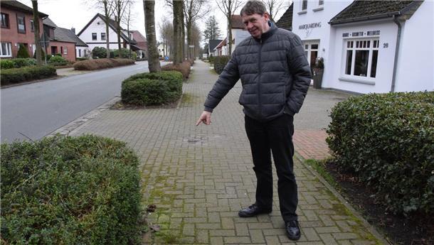 Thomas Brunckhorst richtet als stellvertretender Bürgermeister einen Appell an die Vernunft von Hundehaltern, doch bitte die Hinterlassenschaften ihrer Vierbeiner - wie hier an einem Fußweg in Rhade - zu beseitigen und zuhause zu entsorgen.