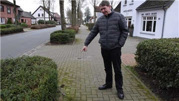 Thomas Brunckhorst richtet als stellvertretender Bürgermeister einen Appell an die Vernunft von Hundehaltern, doch bitte die Hinterlassenschaften ihrer Vierbeiner - wie hier an einem Fußweg in Rhade - zu beseitigen und zuhause zu entsorgen.