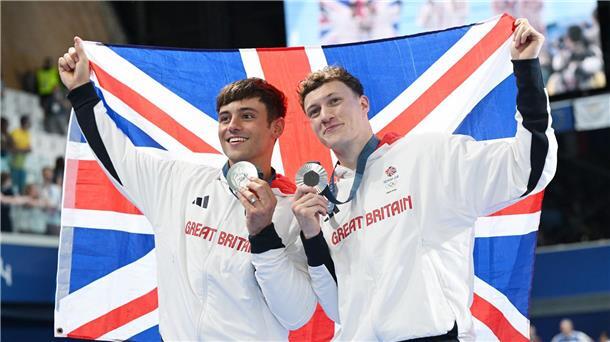 Tom Daley bei Olympia: Springen und stricken Thomas Daley (links) jubelt über Silber.