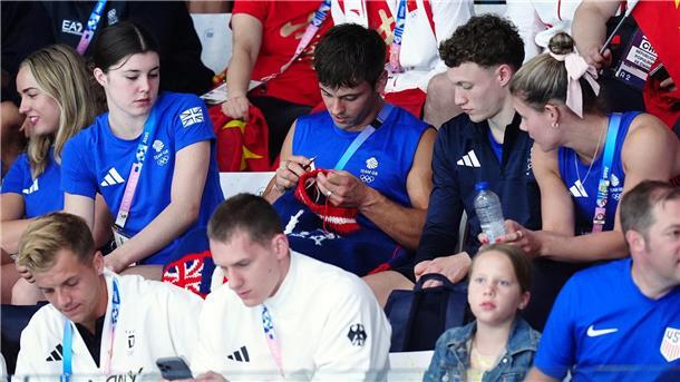 Tom Daley bei Olympia: Springen und stricken Thomas Daley strickt - und springt zwei Tage später zu Silber.