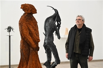Ein Mann neben zwei großen und zwei kleinen Skulpturen: Thomas Duttenhoefer in seiner Ausstellung.