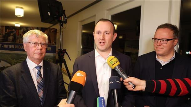 Thomas Fühmann (l-r, CDU), scheidender Landrat, Christian Herrgott (CDU), Wahlsieger, und Mario Voigt, CDU-Vorsitzender in Thüringen zeigen sich erleichtert nach der Bekanntgabe der Ergebnisse.
