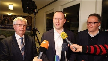 Thomas Fühmann (l-r, CDU), scheidender Landrat, Christian Herrgott (CDU), Wahlsieger, und Mario Voigt, CDU-Vorsitzender in Thüringen zeigen sich erleichtert nach der Bekanntgabe der Ergebnisse.
