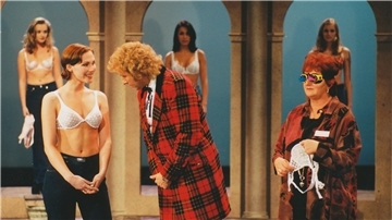 Thomas Gottschalk als Begutachter einer BH-Wette: Wetten, dass? 1996 in der Stadthalle.