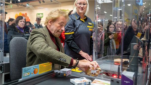 Thomas Gottschalk an der Supermarkt-Kasse Thomas Gottschalk an einer Supermarkt-Kasse, das Geld aus der Aktion kommt sozialen Zwecken zugute.