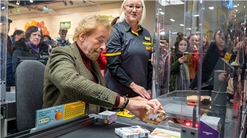 Thomas Gottschalk an einer Supermarkt-Kasse, das Geld aus der Aktion kommt sozialen Zwecken zugute.