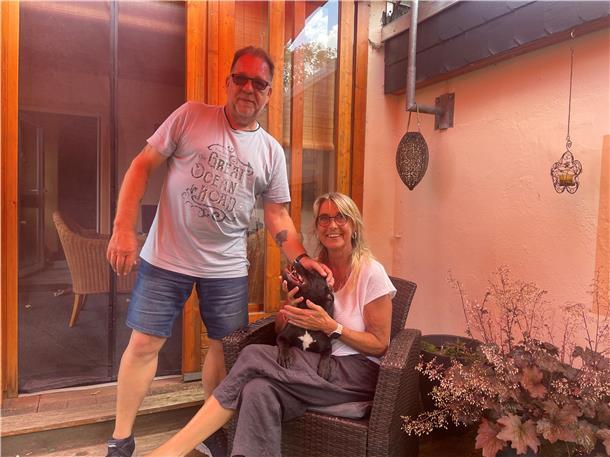 Nordenhamer gegen Vorurteile: Kampf um die Rasseliste Gibt es Kampfhunde? Thomas Henkenjohann und seine Frau mit Staffordshire Bull Terrier-Hündin Motzi.
