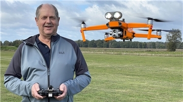 Thomas Hopp mit einer Drohne