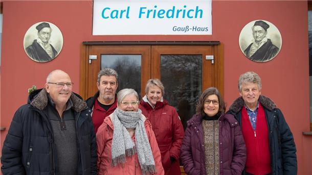 Thomas Kahl und seine Frau Gabriele (vorne, von links) sowie Andreas und Brigitte Fuhrmann (dahinter) vertreten die Gesellschaft, die das Kulturhaus von Magdalena und Michael Remmers gekauft hat.