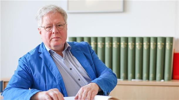 Künstliche Intelligenz hilft blinden Menschen Thomas Kahlisch, Direktor der Deutschen Zentralbücherei für Blinde zu Leipzig (DZB), liest.