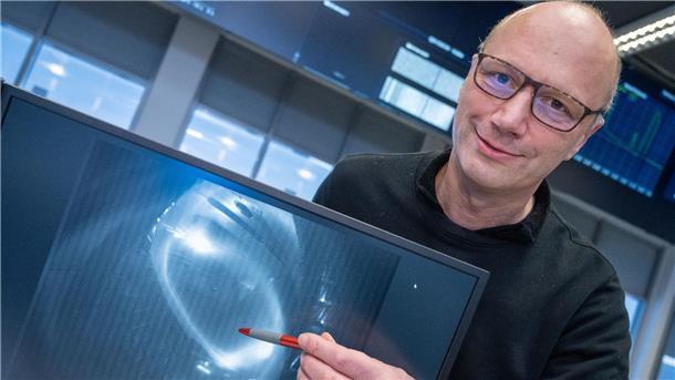 Experte: Fusionskraftwerk kommt nicht schneller Thomas Klinger, Direktor am Max-Planck-Institut für Plasmaphysik, zeigt ein Bild eines Wasserstoffplasma.