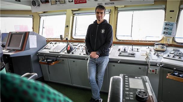 Aktionsschiff der Captain Paul Watson Foundation in Bremen Thomas Le Coz, Kapitän des Aktionsschiffs, steht auf der Brücke des Schiffs im Kohlehafen in Bremen.