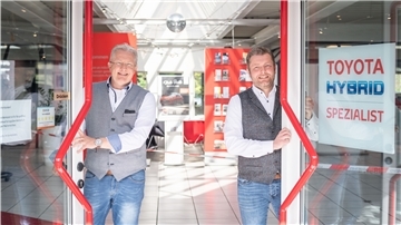 Thomas (links) und Fabian Hornbogen sind froh, dass sie im Toyota-Autohaus Auto-Box in Bremerhaven wieder Kunden empfangen dürfen.