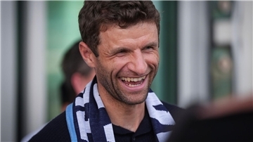 Thomas Müller bei der Ankunft in Vancouver.