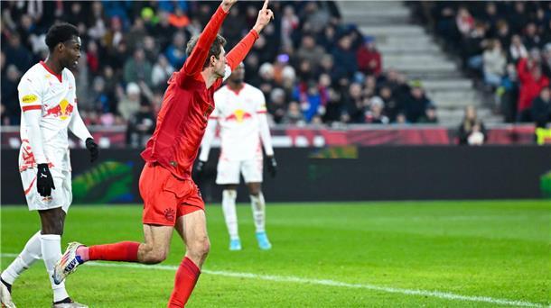 Eberl setzt Musiala und Kimmich kein „Ultimatum“ Thomas Müller bejubelt seinen Treffer beim Bayern-Testspielsieg in Salzburg.