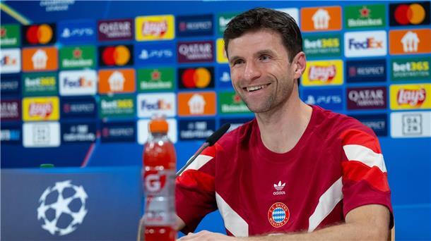 Thomas Müller blickt dem Bratislava-Spiel guter Laune entgegen.