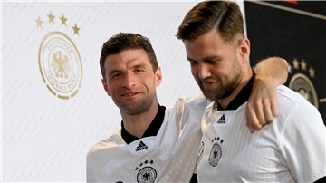 Thomas Müller umarmt Niclas Füllkrug