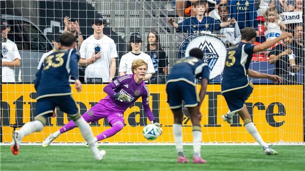 Perfekter Geburtstag: Drei Müller-Tore bei Vancouver-Gala Thomas Müller ist für Vancouver sicher vom Elfmeterpunkt.