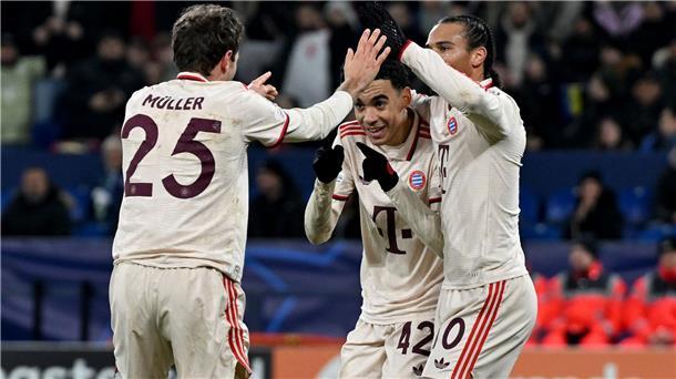 Thomas Müller genießt - und verlängert nochmal? Thomas Müller (l) bejubelt sein Tor zum 2:1