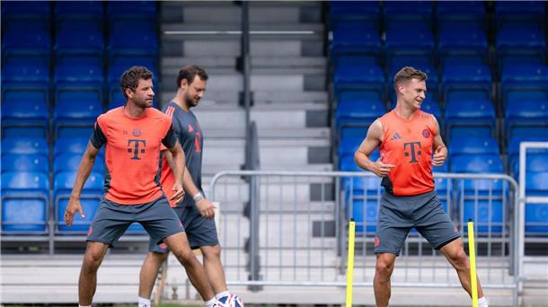 Thomas Müller präpariert sich für sein letztes (?) Bayern-Spiel. Rechts Joshua Kimmich.