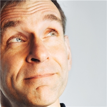 Thomas Philipzen blickt konzentriert nach oben.