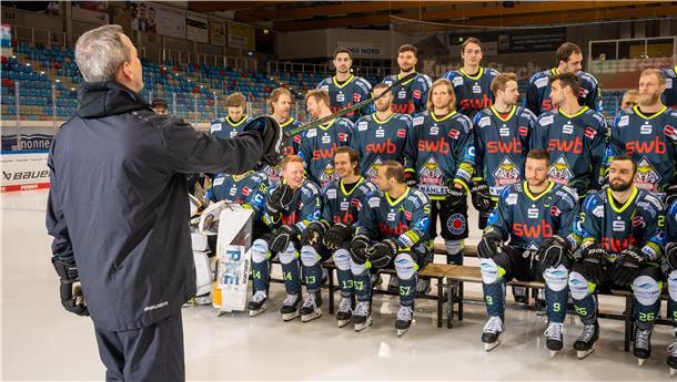 Thomas Popiesch als Dirigent: Er muss dafür sorgen, dass die Pinguins im Zusammenspiel perfekt harmonieren.