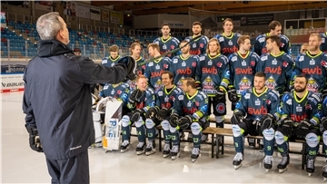 Thomas Popiesch als Dirigent: Er muss dafür sorgen, dass die Pinguins im Zusammenspiel perfekt harmonieren.