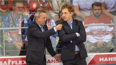 Thomas Popiesch, Cheftrainer der Fischtown Pinguins, diskutiert mit Co-Trainer Alexander Sulzer.