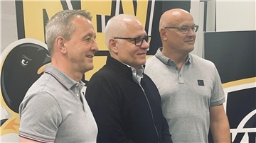 Thomas Popiesch (li.) hat nach acht Jahren bei den Fischtown Pinguins einen neuen Weg eingeschlagen und wurde nun von Sportdirektor Peter Draisaitl (Mitte) und Klub-Besitzer Peer Schopp in Krefeld vorgestellt.