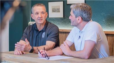 Thomas Popiesch (links), Trainer der Fischtown Pinguins, im NZ-Interview zum Saisonstart mit Sportchef Lars Brockbalz.