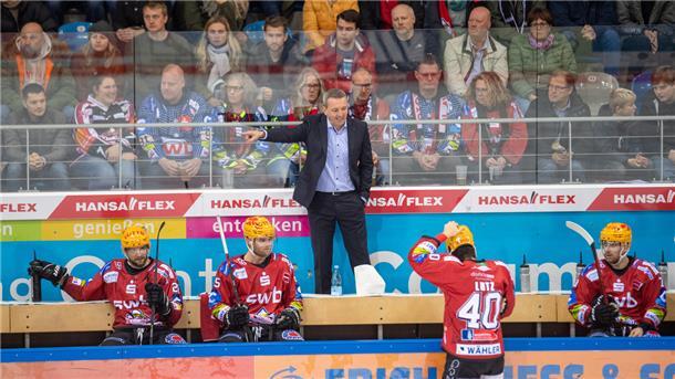 Pinguins-Trainer Thomas Popiesch gestikuliert