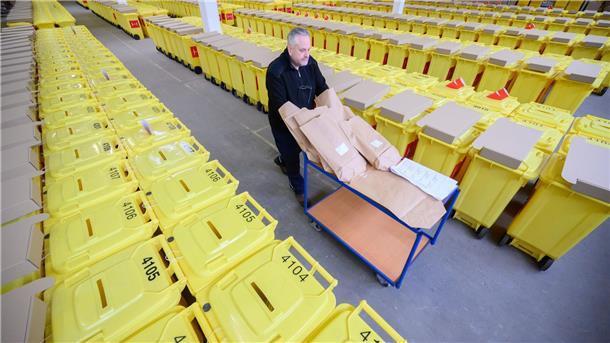 Thomas Rittler, Mitarbeiter im Wahlamt der Stadt Hannover, läuft im Wahllager der Stadt Hannover zwischen Urnen.