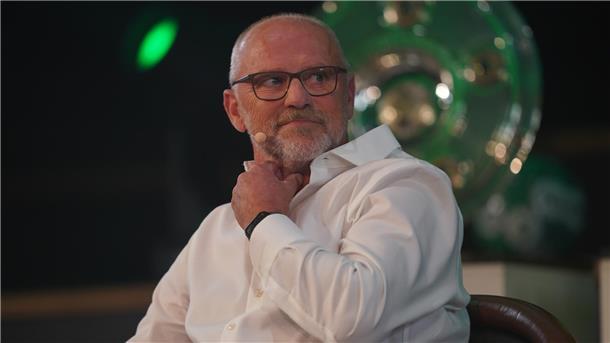 Fußballtrainer Thomas Schaaf winkt