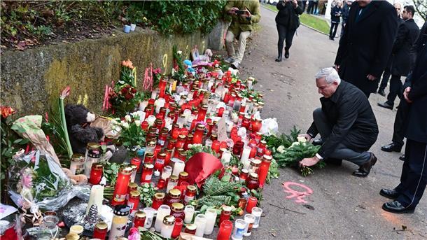 Entsetzen in Illerkirchberg - Haftbefehl wegen Mordes Thomas Strobl (kniend, CDU), Innenminister von Baden-Württemberg, und Ahmet Basar Sen (r), Botschafter der Türkei in Deutschland, legen am Tatort des Messerangriffs auf zwei Mädchen bei einer Schweigeminute einen Kranz nieder.
