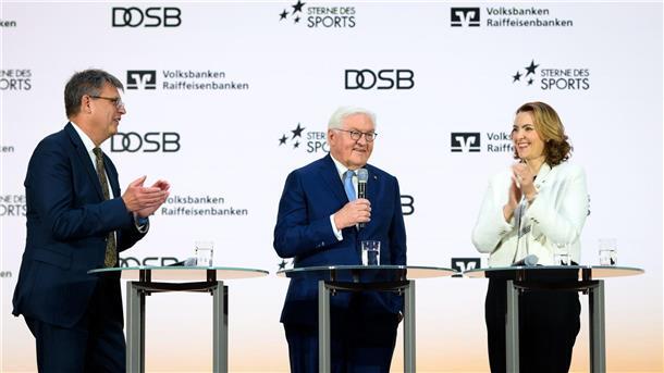 Thomas Weikert (l-r), Präsident des Deutschen Olympischen Sportbundes (DOSB), Bundespräsident Frank-Walter Steinmeier und Marija Kolak, Präsidentin des Bundesverbandes der Deutschen Volksbanken und Raiffeisenbanken (BVR), verleihen die „Sterne des Sports“ in Gold 