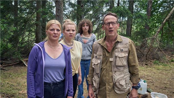 Thomas Wellmann (Wotan Wilke Möhring, r) bereitet sich mit seiner Frau Eva (Jördis Triebel, l) und den Töchtern Paula (Daria Vivien Wolf, 2.v.l.) und Jenny (Josefine Keller, 2.v.r.) auf einen erneuten Blackout vor.