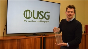 Thorben Meyer, Geschäftsführer der USG-Blexen in Nordenham, hält das Modell einer Kaverne in der Hand. In Kavernen in der Wesermarsch wird aktuell Rohöl gelagert. Künftig könnte darin auch Waserstoff aufbewahrt werden. 