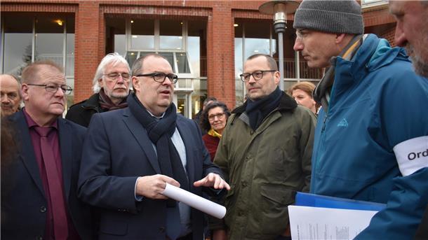 Thorsten Krüger will es richten: Der neue Landrat (Vierter von links) verspricht dem Elternsprecher David Neufeld (rechts) den Bau einer neuen Förderschule in Cuxhaven.